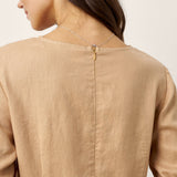 Vestido Comprido Zephyra de Linho 100% com Decote Redondo, Cintura Alta e Mangas com Folhos