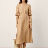 Vestido Comprido Zephyra de Linho 100% com Decote Redondo, Cintura Alta e Mangas com Folhos