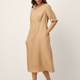 Vestido Comprido Zephyra de Linho 100% com Decote Redondo, Cintura Alta e Mangas com Folhos